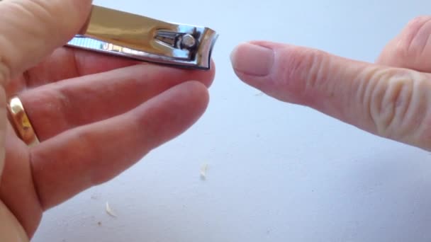 Couper les ongles des doigts  