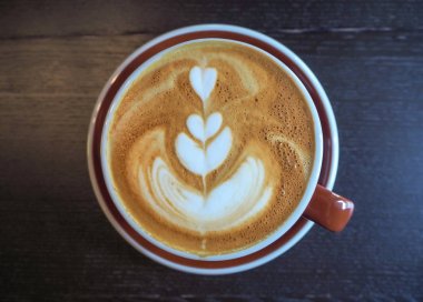 bir fincan sıcak cappuccino ahşap arka plan üzerinde