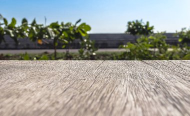 Ahşap üst tablo görünümü önünde