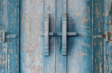 Mavi ahşap kapı kilitli, geleneksel Asya tarzı ahşap mandal