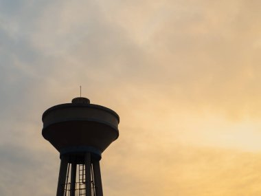 Eski Tank günbatımı gökyüzünde siluet su
