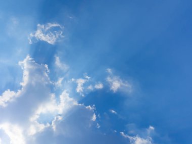 Mavi gökyüzü arka plan beyaz bulutlar güneş gün ile