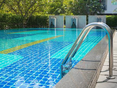 Bangkok, Tayland - Mar.17, 2018: Kimse Modern Condominium bir tatil yüzme havuzuyla merdiven