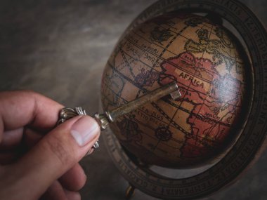 El Hoding antika anahtar noktaya Afrika harita üzerinde eski ahşap klasik dünya Küre