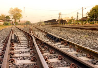 Demiryolu parça yerel tren istasyonu manzarada günbatımı üzerinde birleştirme.