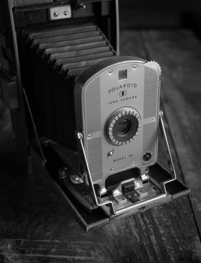 56 Sanat Atölyesi, Nakhonsawan, Tayland - 13 Nisan 2018: ahşap arka plan üzerinde eski Vintage Polaroid fotoğraf makinesi
