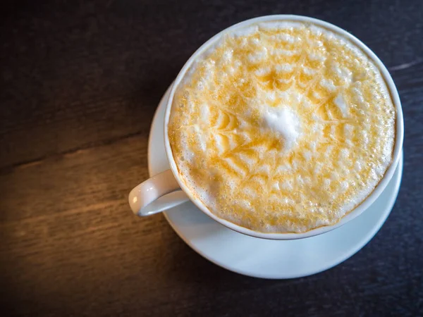 Una Tazza Bianca Caramello Macchiato Caldo Sul Tavolo Legno — Foto Stock