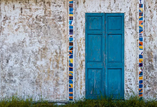 Old White House Blue Wooden Door Colorful Mosaic Wall — Stock Photo, Image