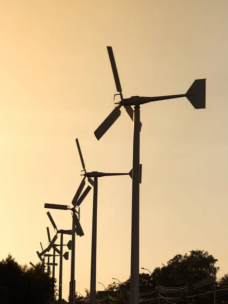 Turbinas Eólicas Que Generan Silueta Eléctrica Con Puesta Sol Concepto — Foto de Stock