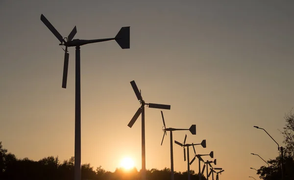 Turbinas Eólicas Que Geram Silhueta Eletricidade Com Pôr Sol Conceito — Fotografia de Stock