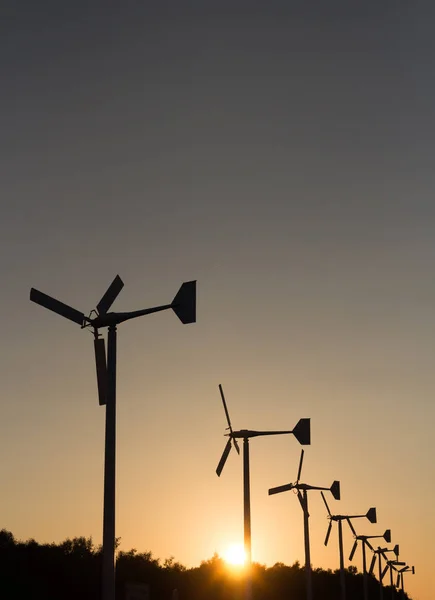 Turbinas Eólicas Que Geram Silhueta Eletricidade Com Pôr Sol Conceito — Fotografia de Stock