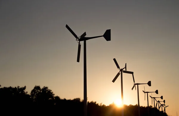 Turbinas Eólicas Que Geram Silhueta Eletricidade Com Pôr Sol Conceito — Fotografia de Stock