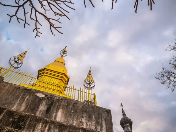 Pabang Phou 寺山顶上的金宝塔 蚂蚁眼观 — 图库照片