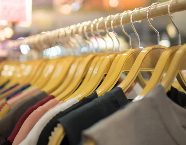 Houten Kleren Hanger Met Vrouw Boutique Shirt Moderne Winkel — Stockfoto