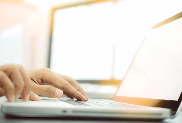 Hände Arbeiten Tastatur Notebook Laptop Computer Für Unternehmen Sonnentag — Stockfoto