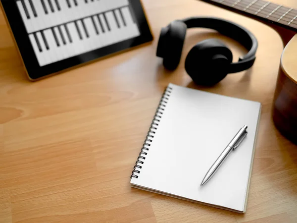 Herramientas Creación Musical Auriculares Guitarra Cuaderno Tableta Electrónica Pluma Sobre — Foto de Stock