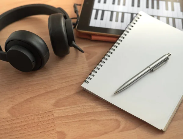 Εργαλεία Δημιουργίας Μουσικής Ακουστικών Σημειωματάριο Ηλεκτρονικής Ταμπλέτας Και Στυλό Φόντο — Φωτογραφία Αρχείου