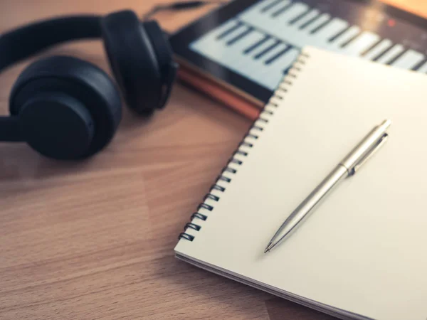 Herramientas Creación Música Auriculares Cuaderno Tableta Electrónica Pluma Sobre Fondo — Foto de Stock