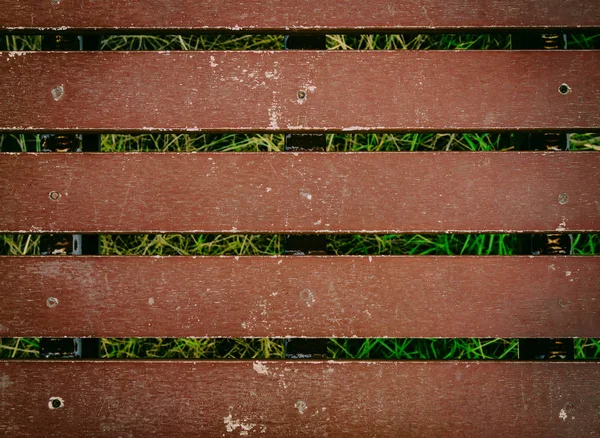 Eski Kırmızı Kahverengi Ahşap Köprü Doku Arka Plan Üzerinde Çim — Stok fotoğraf