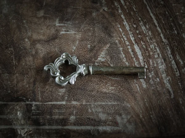古典的な古いアンティーク グランジ木製バック グラウンドのキー — ストック写真