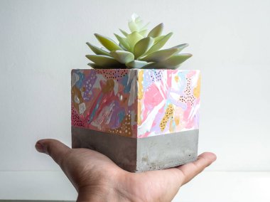 Modern geometrik beton ekicisi. Güzel boyanmış beton.