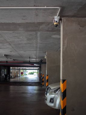 Otoparktaki beton tavana kamera yerleştirilmiş..