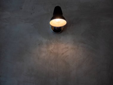 Duvardaki modern lamba karanlıkta parlıyor..