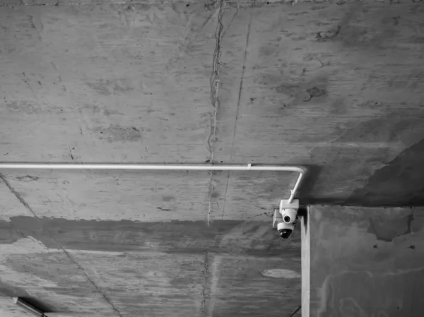 Otoparktaki beton tavana kamera yerleştirilmiş.. — Stok fotoğraf