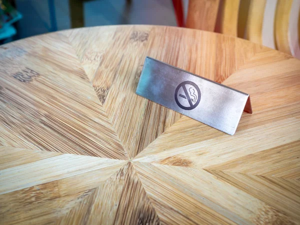 No smoking sign on wooden table. — Stock Photo, Image