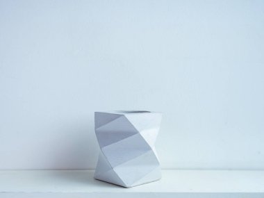 Kaktüs tenceresi. Beton çömlek. Modern geometrik beton ekicisi.