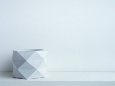 Kaktüs tenceresi. Beton çömlek. Modern geometrik beton ekicisi.