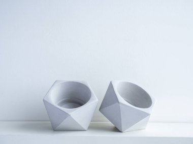 Kaktüs tenceresi. Beton çömlek. Modern geometrik beton ekicisi.