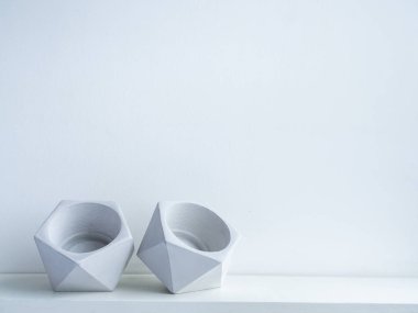 Kaktüs tenceresi. Beton çömlek. Modern geometrik beton ekicisi.