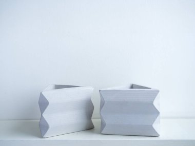 Kaktüs tenceresi. Beton çömlek. Modern geometrik beton ekicisi.