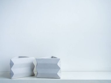 Kaktüs tenceresi. Beton çömlek. Modern geometrik beton ekicisi.