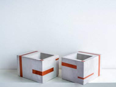 Kaktüs tenceresi. Beton çömlek. Modern geometrik beton ekicisi.