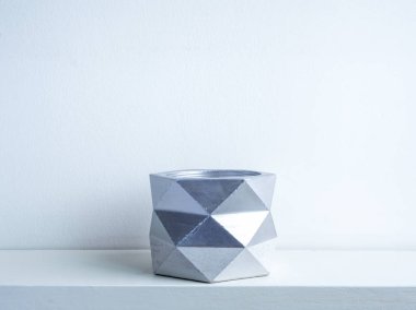 Kaktüs tenceresi. Beton çömlek. Modern geometrik beton ekicisi.