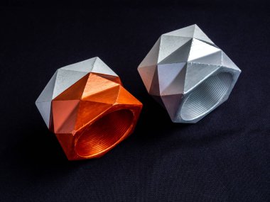 Kaktüs tenceresi. Beton çömlek. Modern geometrik beton ekicisi.