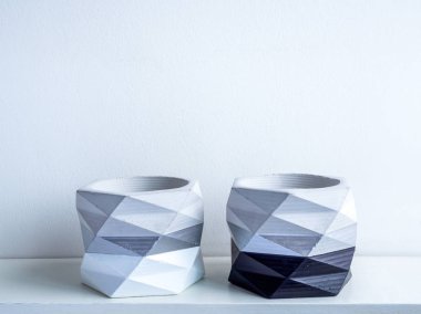 Kaktüs tenceresi. Beton çömlek. Modern geometrik beton ekicisi.