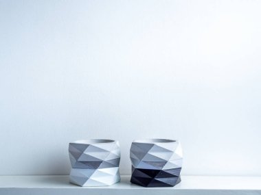 Kaktüs tenceresi. Beton çömlek. Modern geometrik beton ekicisi.