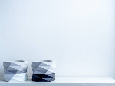 Kaktüs tenceresi. Beton çömlek. Modern geometrik beton ekicisi.