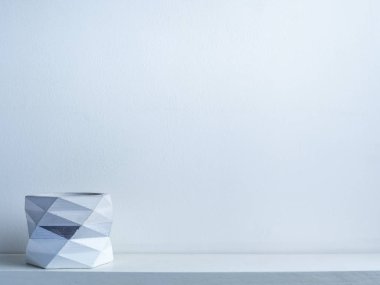 Kaktüs tenceresi. Beton çömlek. Modern geometrik beton ekicisi.