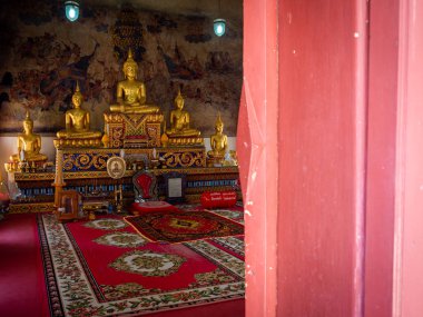 Kilisenin içindeki güzel antik Buda heykeli