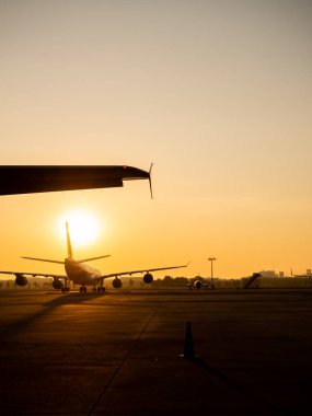 Gün batımında ticari uçak parkı