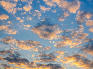 Gün batımında güzel altın bulutlar..