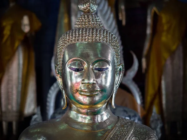 Schöne antike Buddha-Statue in der Kirche — Stockfoto