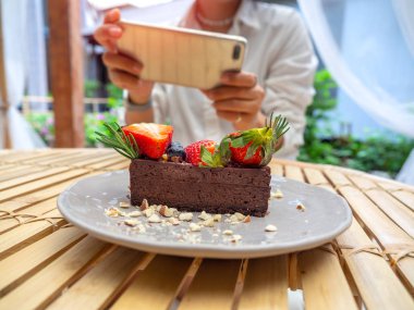 Seramik tabakta fotoğraflanan lezzetli çikolatalı tart.