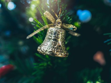 Mutlu Noel süsleri, yeşil Noel 'de asılı altın çan