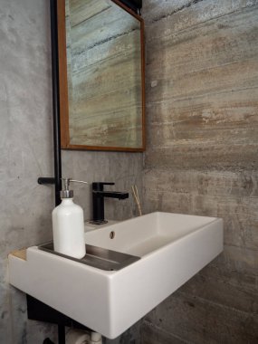 Banyo modern çatı katı tarzı. Beyaz banyo lavabosu ve musluğu