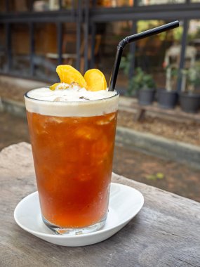 Bir bardak buzlu, pırıl pırıl americano kahvesi. 